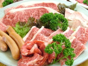 ブログ |焼肉ホルモンぎゅうた姫路本店 3 焼肉用に盛り付けた上質なお肉とホルモンの盛り合わせ